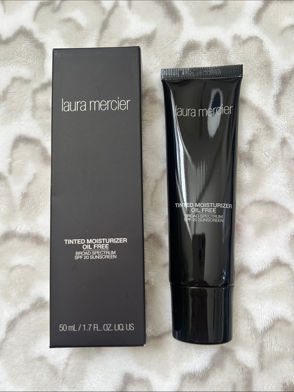 laura mercier Tinted Moisturizer Oil Free - Black Packaging